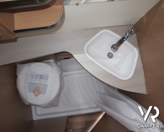 Knaus Sport 400 LKK: caravan compatta con 4 posti letto comodi, letti a castello fissi, leggera per il trasporto e compatta.