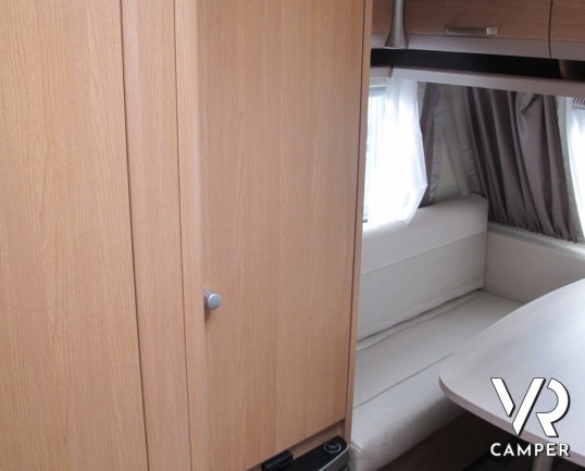 Knaus Sport 400 LKK: caravan compatta con 4 posti letto comodi, letti a castello fissi, leggera per il trasporto e compatta.