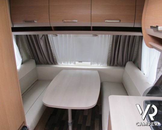 Knaus Sport 400 LKK: caravan compatta con 4 posti letto comodi, letti a castello fissi, leggera per il trasporto e compatta.