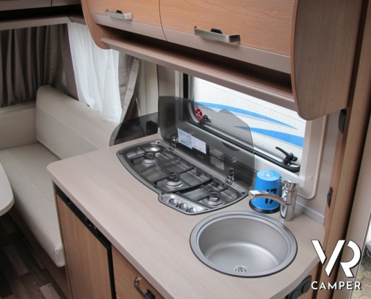 Knaus Sport 400 LKK: caravan compatta con 4 posti letto comodi, letti a castello fissi, leggera per il trasporto e compatta.
