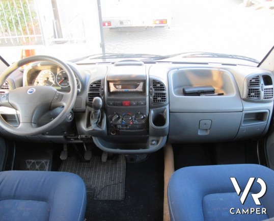 McLouis Tandy Plus 620: camper usato mansardato con letti a castello posteriori, con generatore di corrente e condizionatore a tetto.