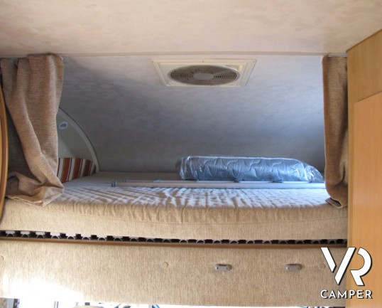 McLouis Tandy Plus 620: camper usato mansardato con letti a castello posteriori, con generatore di corrente e condizionatore a tetto.