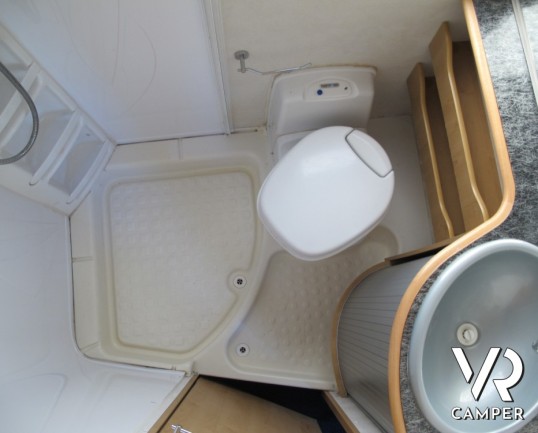 McLouis Tandy Plus 620: camper usato mansardato con letti a castello posteriori, con generatore di corrente e condizionatore a tetto.