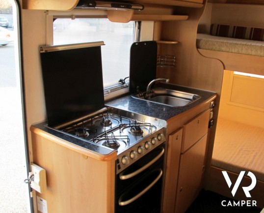 McLouis Tandy Plus 620: camper usato mansardato con letti a castello posteriori, con generatore di corrente e condizionatore a tetto.