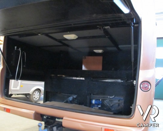Vas Overside 780: camper motorhome usato in vendita a Torino con pochissimi chilometri e in ottimo stato di usura. Colore arancio e maxi garage per mo