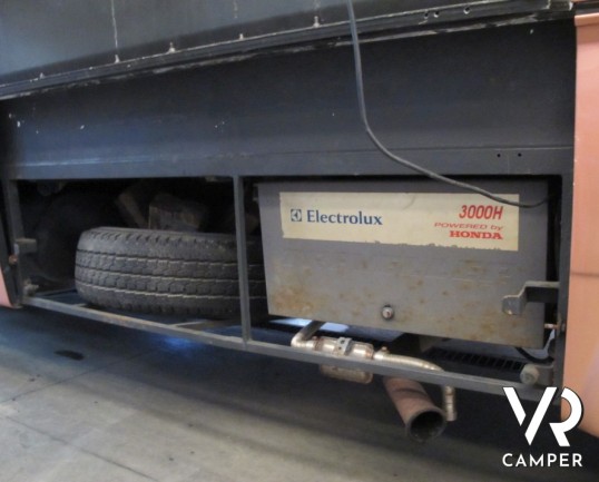 Vas Overside 780: camper motorhome usato in vendita a Torino con pochissimi chilometri e in ottimo stato di usura. Colore arancio e maxi garage per mo