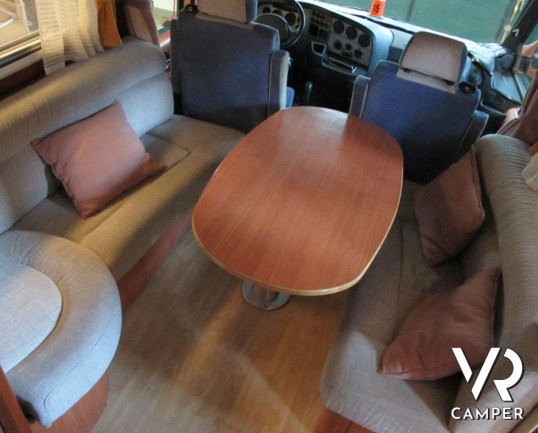 Vas Overside 780: camper motorhome usato in vendita a Torino con pochissimi chilometri e in ottimo stato di usura. Colore arancio e maxi garage per mo