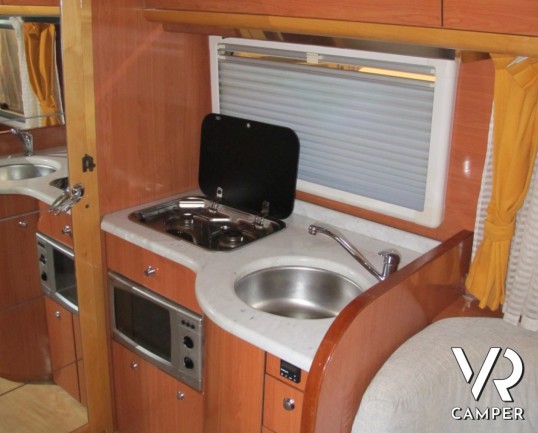 Vas Overside 780: camper motorhome usato in vendita a Torino con pochissimi chilometri e in ottimo stato di usura. Colore arancio e maxi garage per mo