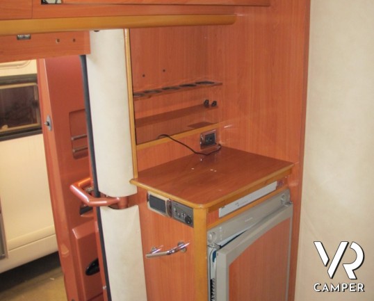 Vas Overside 780: camper motorhome usato in vendita a Torino con pochissimi chilometri e in ottimo stato di usura. Colore arancio e maxi garage per mo