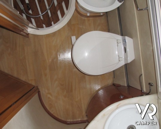 Vas Overside 780: camper motorhome usato in vendita a Torino con pochissimi chilometri e in ottimo stato di usura. Colore arancio e maxi garage per mo