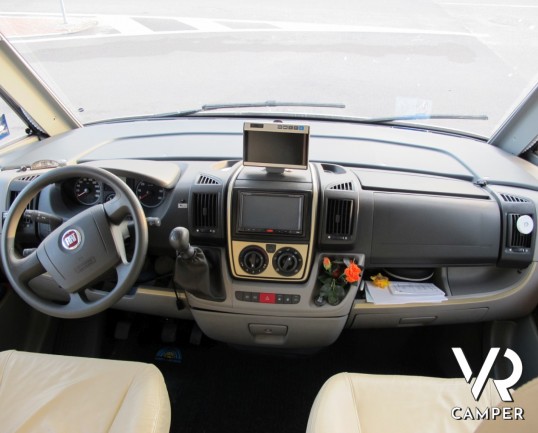 Burstner Elegance I 810: maxi motorhome usato in patente C, doppio asse, con letti gemelli e garage posteriore, bagno con doccia separata e ampia dine