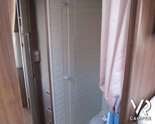 Burstner Elegance I 810: maxi motorhome usato in patente C, doppio asse, con letti gemelli e garage posteriore, bagno con doccia separata e ampia dine