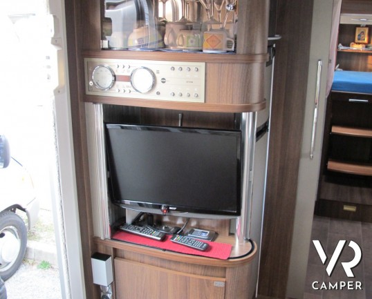 Burstner Elegance I 810: maxi motorhome usato in patente C, doppio asse, con letti gemelli e garage posteriore, bagno con doccia separata e ampia dine