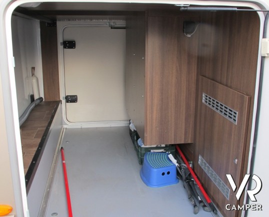 Burstner Elegance I 810: maxi motorhome usato in patente C, doppio asse, con letti gemelli e garage posteriore, bagno con doccia separata e ampia dine