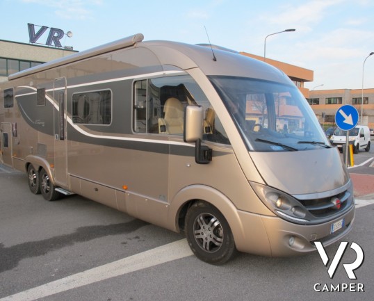 Burstner Elegance I 810: maxi motorhome usato in patente C, doppio asse, con letti gemelli e garage posteriore, bagno con doccia separata e ampia dine