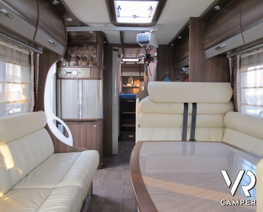 Burstner Elegance I 810: maxi motorhome usato in patente C, doppio asse, con letti gemelli e garage posteriore, bagno con doccia separata e ampia dine
