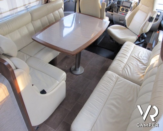 Burstner Elegance I 810: maxi motorhome usato in patente C, doppio asse, con letti gemelli e garage posteriore, bagno con doccia separata e ampia dine