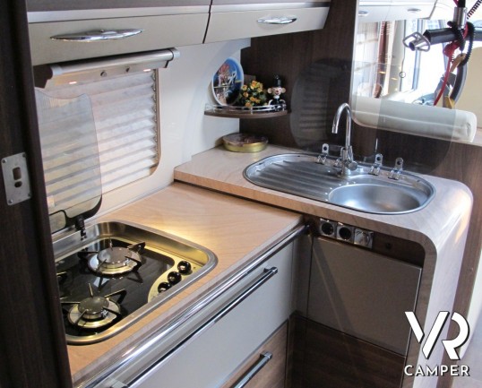Burstner Elegance I 810: maxi motorhome usato in patente C, doppio asse, con letti gemelli e garage posteriore, bagno con doccia separata e ampia dine