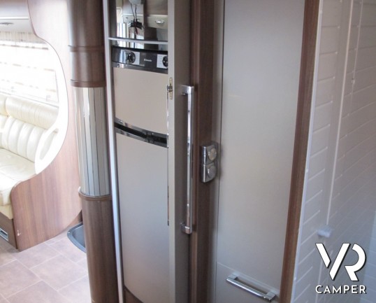 Burstner Elegance I 810: maxi motorhome usato in patente C, doppio asse, con letti gemelli e garage posteriore, bagno con doccia separata e ampia dine