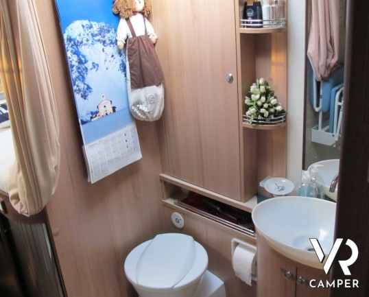 Burstner Elegance I 810: maxi motorhome usato in patente C, doppio asse, con letti gemelli e garage posteriore, bagno con doccia separata e ampia dine