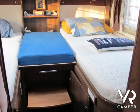 Burstner Elegance I 810: maxi motorhome usato in patente C, doppio asse, con letti gemelli e garage posteriore, bagno con doccia separata e ampia dine