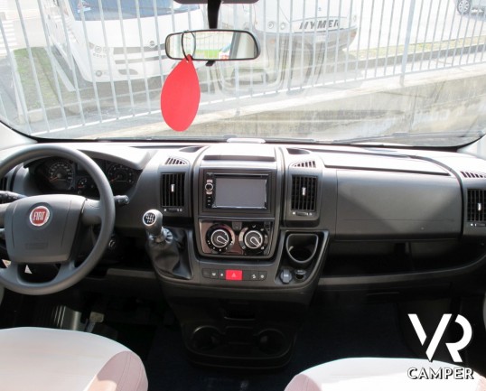 Elnagh T-Loft 530: camper semintegrale recente con letti gemelli posteriori, ampio garage, letto basculante centrale, bagno con doccia separata.