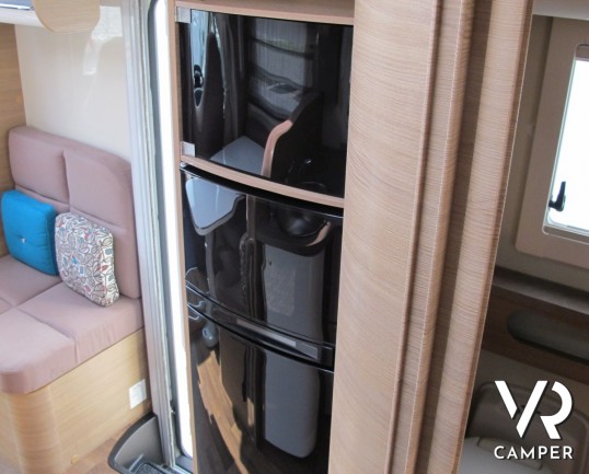 Elnagh T-Loft 530: camper semintegrale recente con letti gemelli posteriori, ampio garage, letto basculante centrale, bagno con doccia separata.