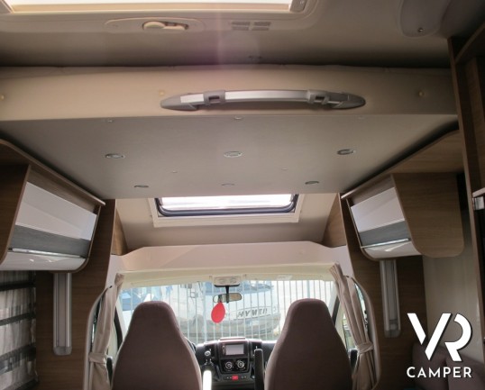 Elnagh T-Loft 530: camper semintegrale recente con letti gemelli posteriori, ampio garage, letto basculante centrale, bagno con doccia separata.