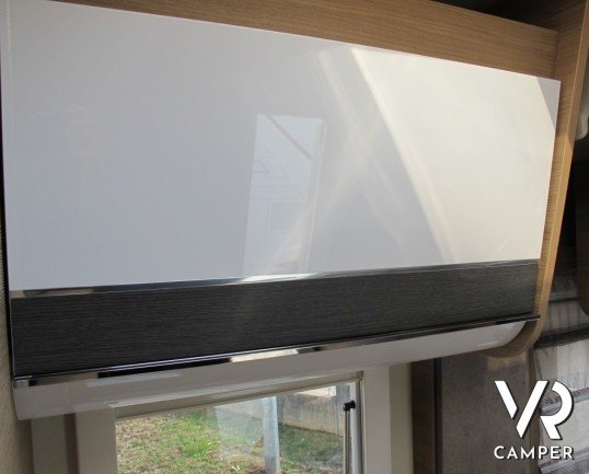 Elnagh T-Loft 530: camper semintegrale recente con letti gemelli posteriori, ampio garage, letto basculante centrale, bagno con doccia separata.