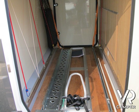 Elnagh T-Loft 530: camper semintegrale recente con letti gemelli posteriori, ampio garage, letto basculante centrale, bagno con doccia separata.