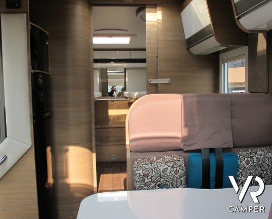 Elnagh T-Loft 530: camper semintegrale recente con letti gemelli posteriori, ampio garage, letto basculante centrale, bagno con doccia separata.