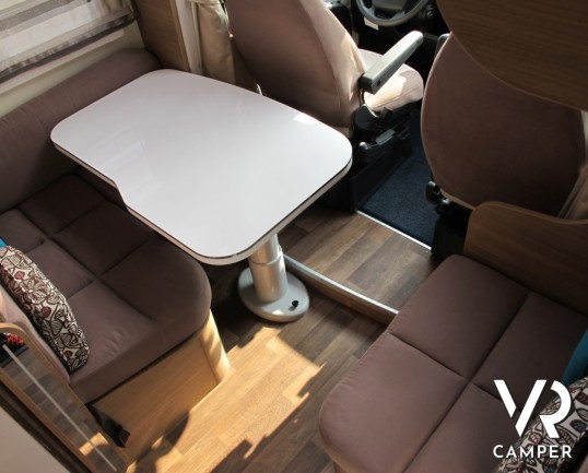 Elnagh T-Loft 530: camper semintegrale recente con letti gemelli posteriori, ampio garage, letto basculante centrale, bagno con doccia separata.