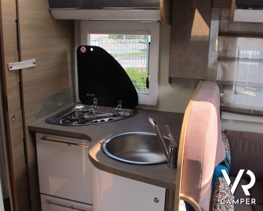 Elnagh T-Loft 530: camper semintegrale recente con letti gemelli posteriori, ampio garage, letto basculante centrale, bagno con doccia separata.