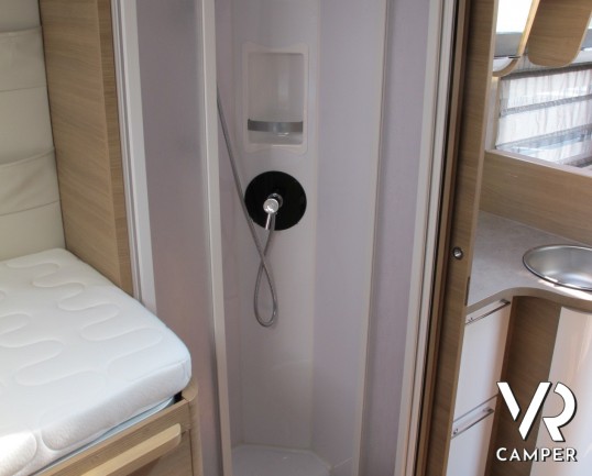 Elnagh T-Loft 530: camper semintegrale recente con letti gemelli posteriori, ampio garage, letto basculante centrale, bagno con doccia separata.