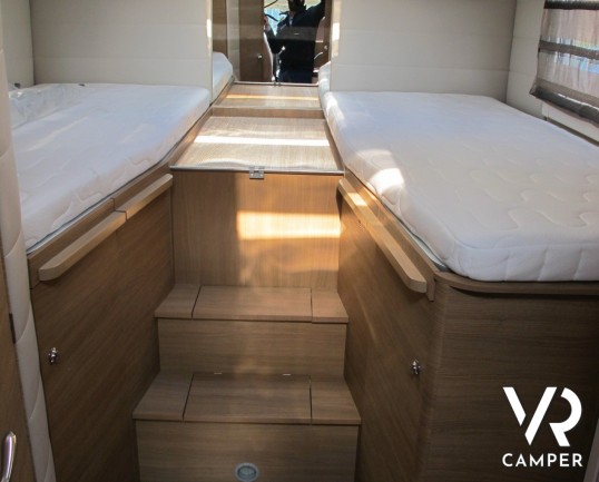 Elnagh T-Loft 530: camper semintegrale recente con letti gemelli posteriori, ampio garage, letto basculante centrale, bagno con doccia separata.