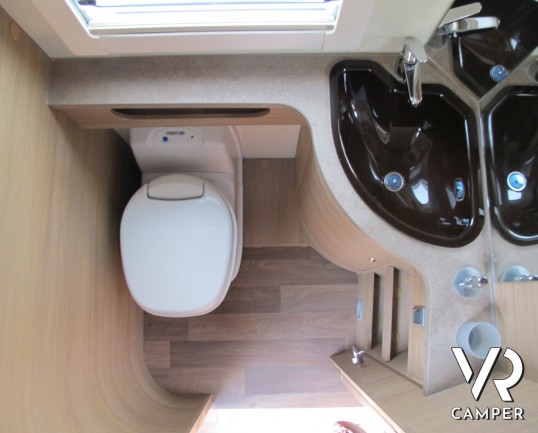 Elnagh T-Loft 530: camper semintegrale recente con letti gemelli posteriori, ampio garage, letto basculante centrale, bagno con doccia separata.