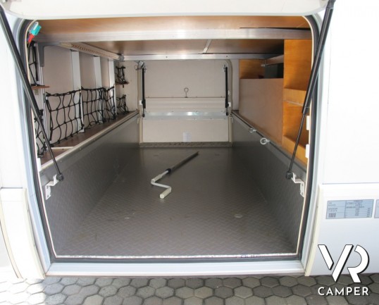 Hymer B 514 CL: motorhome hymer usato con letto basso matrimoniale posteriore e portamoto originale estraibile, molto ben accessoriato.