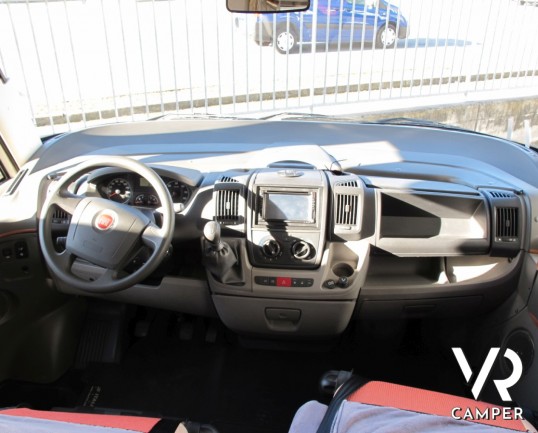 Hymer B 514 CL: motorhome hymer usato con letto basso matrimoniale posteriore e portamoto originale estraibile, molto ben accessoriato.