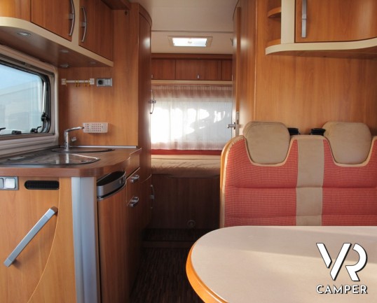 Hymer B 514 CL: motorhome hymer usato con letto basso matrimoniale posteriore e portamoto originale estraibile, molto ben accessoriato.