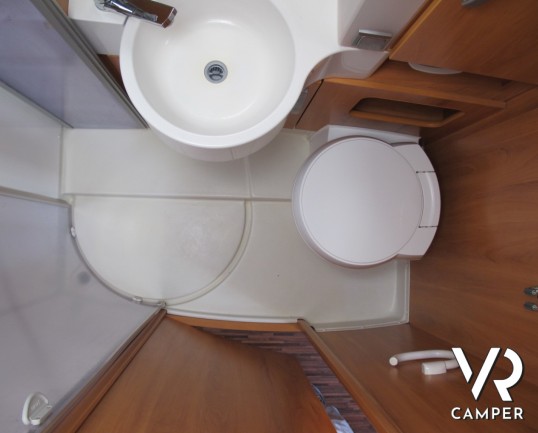 Hymer B 514 CL: motorhome hymer usato con letto basso matrimoniale posteriore e portamoto originale estraibile, molto ben accessoriato.