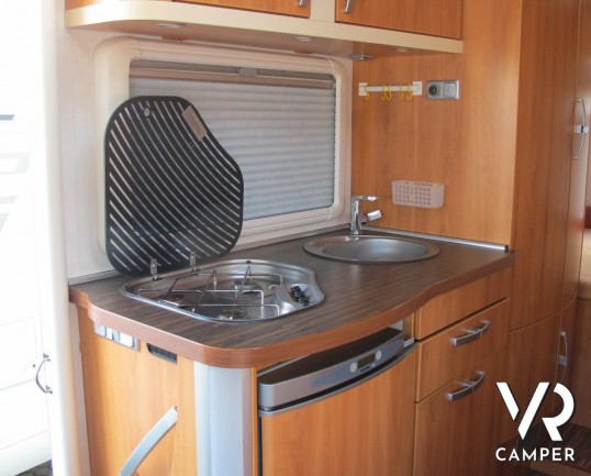 Hymer B 514 CL: motorhome hymer usato con letto basso matrimoniale posteriore e portamoto originale estraibile, molto ben accessoriato.