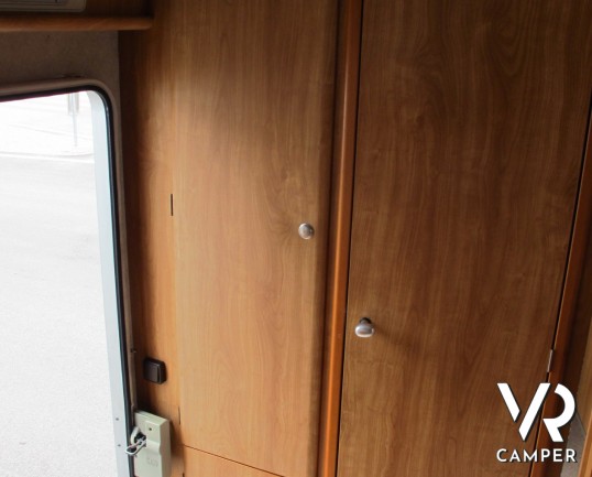 Rimor SuperBrig 728: camper mansardato usato su meccanica Mercedes con 156 cavalli, 7 posti letto, doppia dinette e letti a castello laterali