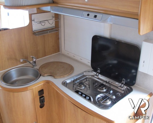 Rimor SuperBrig 728: camper mansardato usato su meccanica Mercedes con 156 cavalli, 7 posti letto, doppia dinette e letti a castello laterali