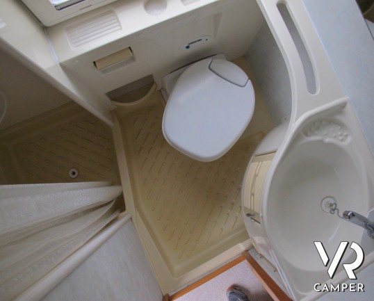 Rimor SuperBrig 728: camper mansardato usato su meccanica Mercedes con 156 cavalli, 7 posti letto, doppia dinette e letti a castello laterali