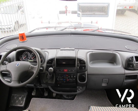 Hymer B 574: camper motorhome usato con letto alla francese, dinette a L, portamoto Hymer estraibile e antenna satellitare.