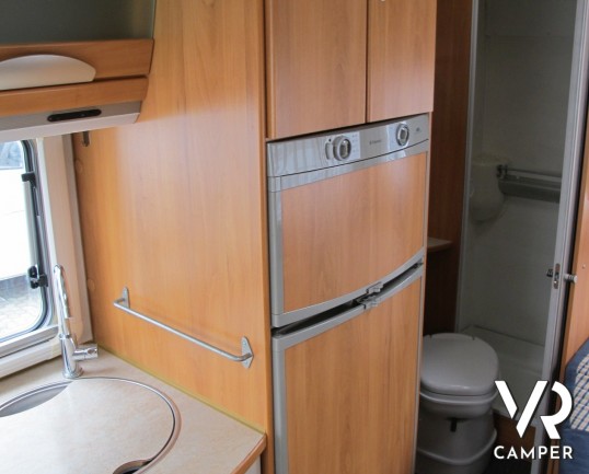 Hymer B 574: camper motorhome usato con letto alla francese, dinette a L, portamoto Hymer estraibile e antenna satellitare.