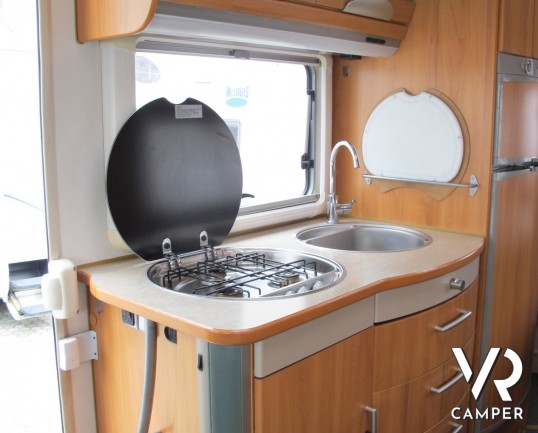 Hymer B 574: camper motorhome usato con letto alla francese, dinette a L, portamoto Hymer estraibile e antenna satellitare.