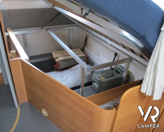 Hymer B 574: camper motorhome usato con letto alla francese, dinette a L, portamoto Hymer estraibile e antenna satellitare.