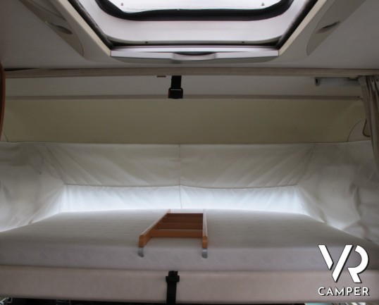 Hymer B 574: camper motorhome usato con letto alla francese, dinette a L, portamoto Hymer estraibile e antenna satellitare.