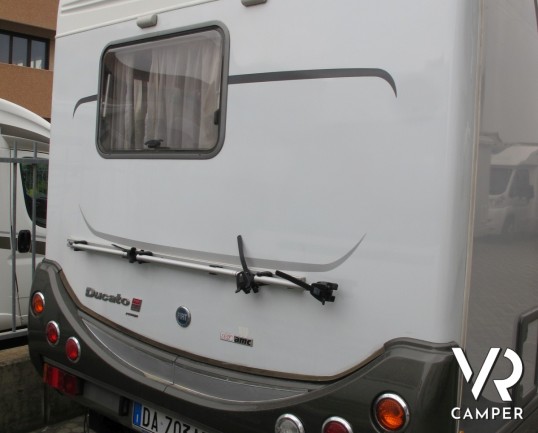 Hymer B 574: camper motorhome usato con letto alla francese, dinette a L, portamoto Hymer estraibile e antenna satellitare.